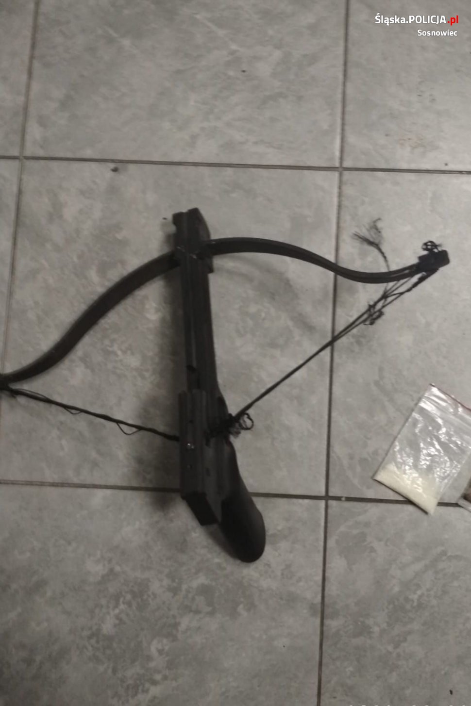 Zatrzymany przez wywiadowców 32-latek miał amfetaminę i kuszę