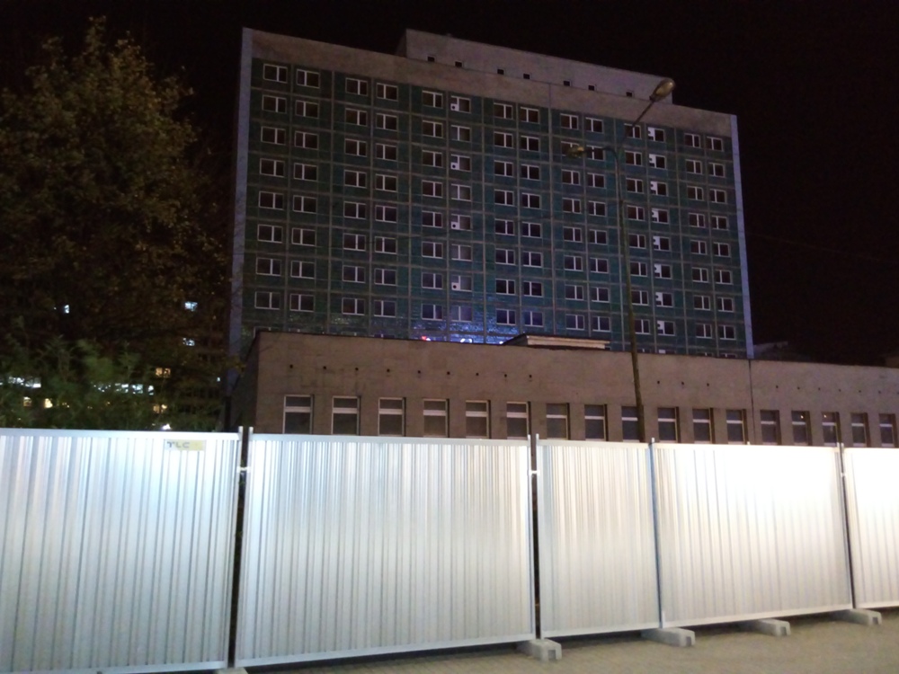 Hotel Silesia do wyburzenia... płot już stoi