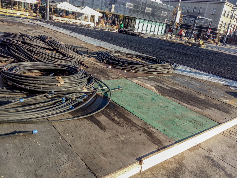 Choinka już jest, budują lodowisko... święta idą!