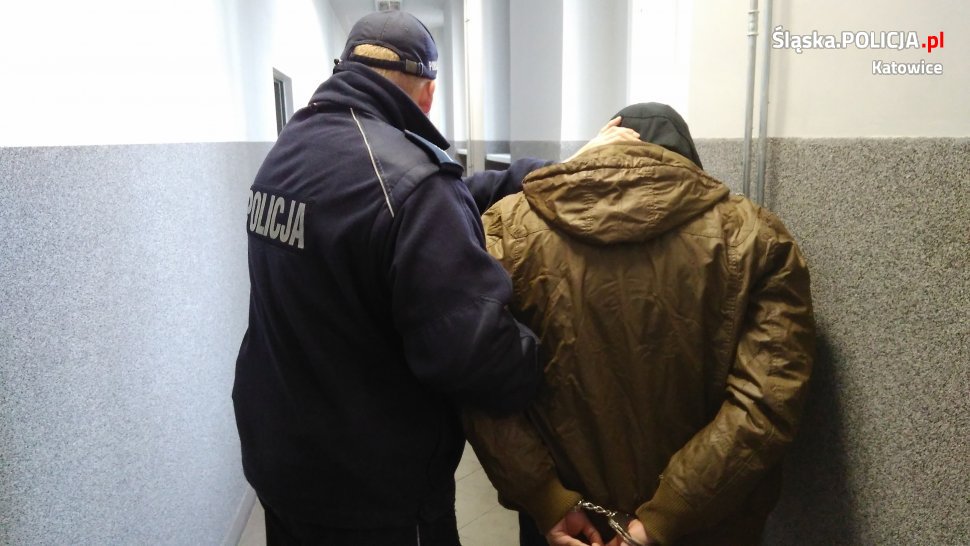 Dzielnicowy rozpoznał poszukiwanego gdy ten...wieszał firanki