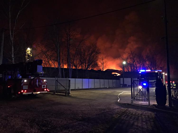 Na terenie firmy recyklingowej przy ulicy Kleszczowskiej w Żorach wybuchł pożar