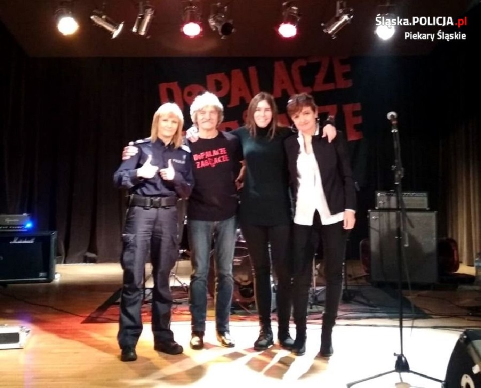 Policjanci podczas koncertu pt. "Dopalacze - zabijacze"