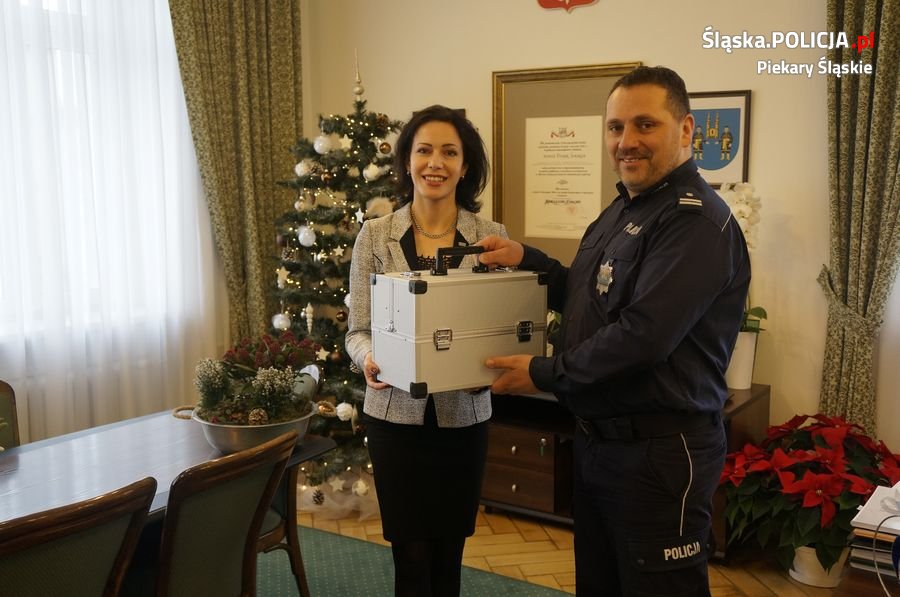 Piekarscy policjanci otrzymali walizkę edukacyjną