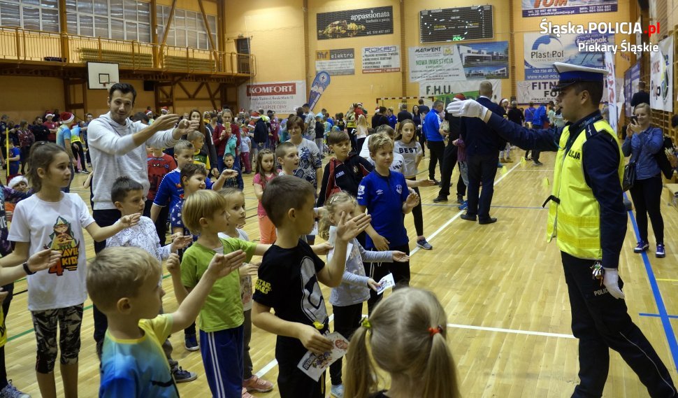 Sportowe mikołajki z piekarskimi policjantami