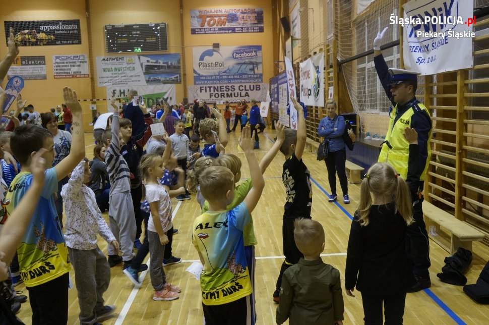 Sportowe mikołajki z piekarskimi policjantami