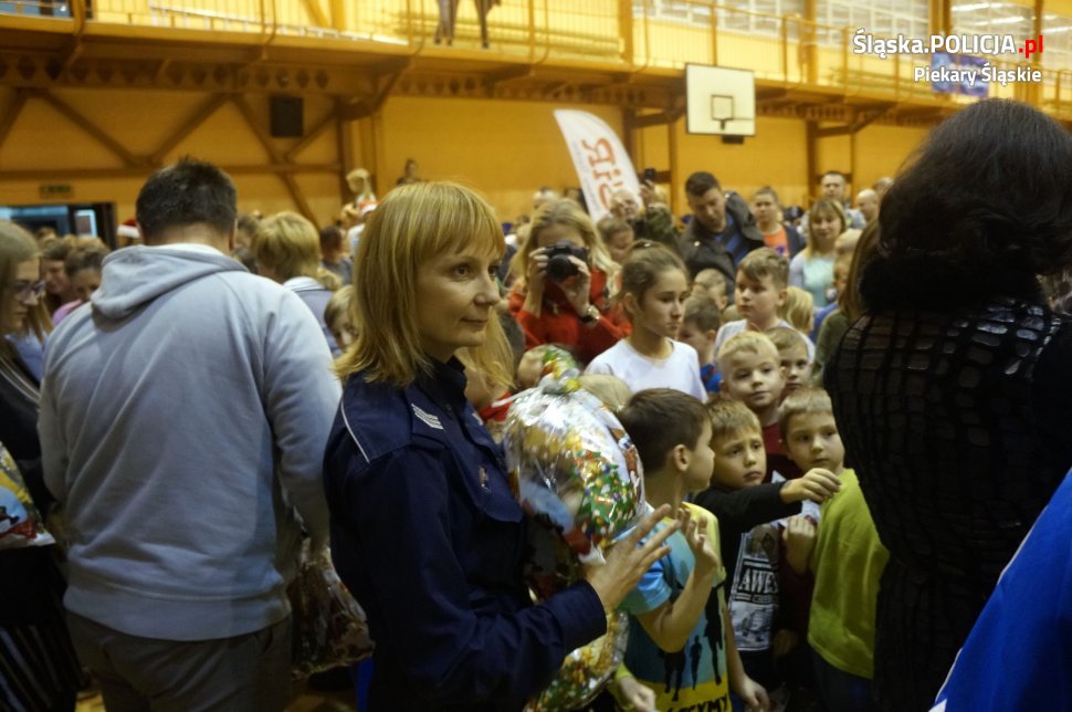 Sportowe mikołajki z piekarskimi policjantami