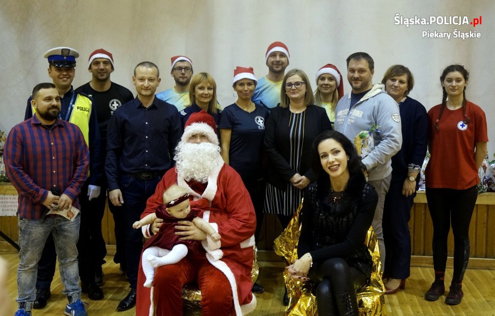 Sportowe mikołajki z piekarskimi policjantami