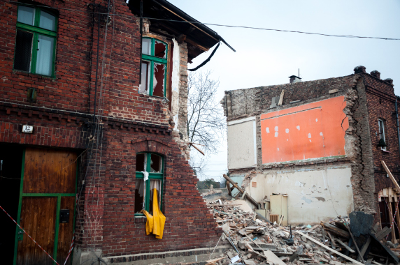 Zawalił się fragment kamienicy przy ulicy Tylnej 12