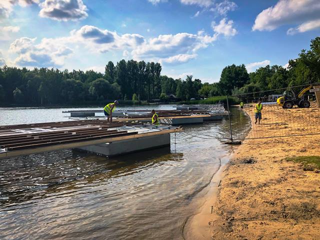 Na Stawikach montują pływający pomost