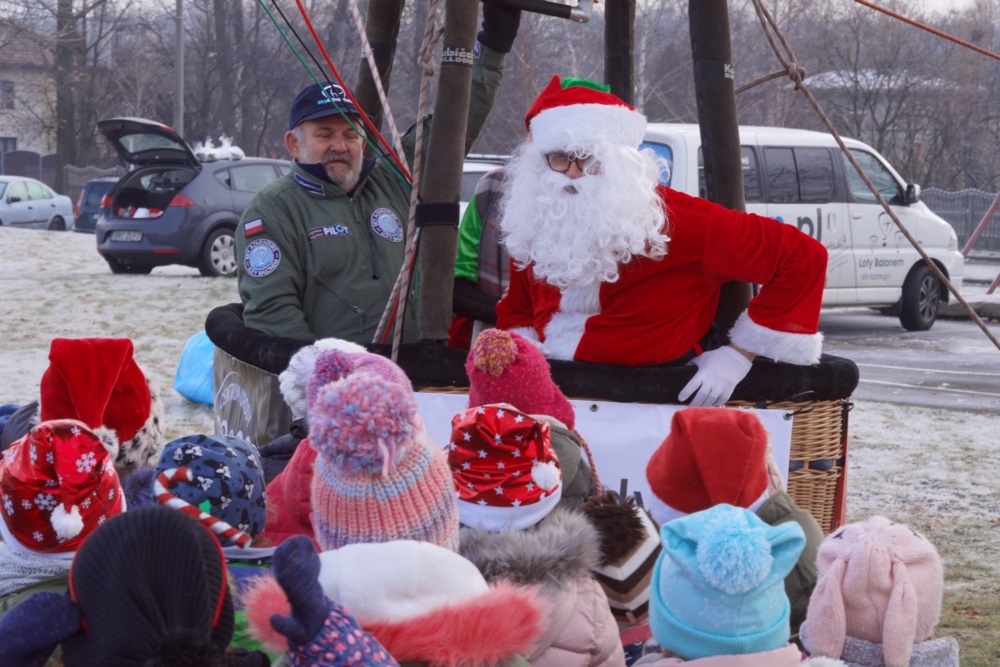 Święty Mikołaj przyleciał do dzieci...w balonie!