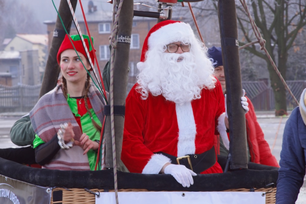 Święty Mikołaj przyleciał do dzieci...w balonie!