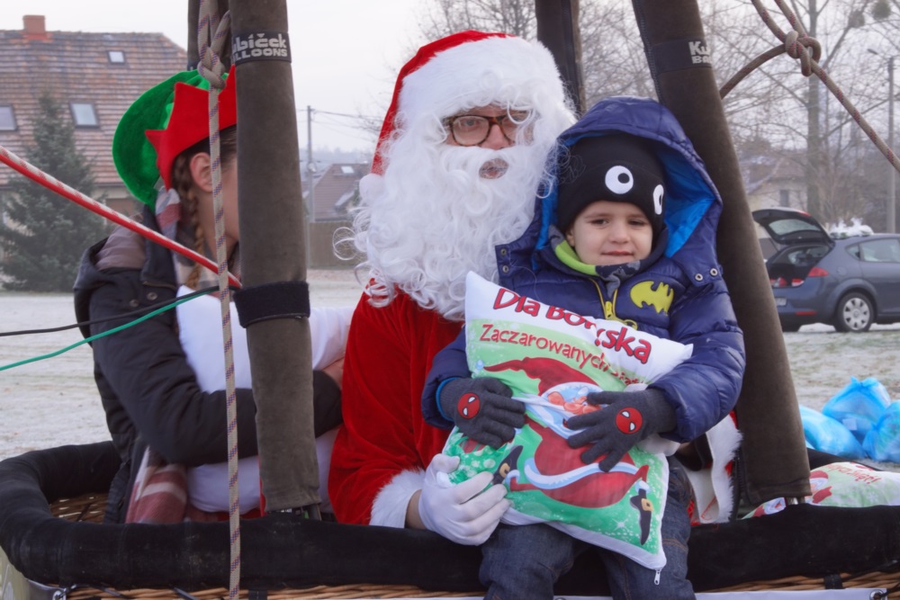 Święty Mikołaj przyleciał do dzieci...w balonie!