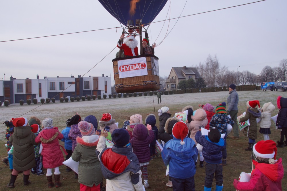 Święty Mikołaj przyleciał do dzieci...w balonie!