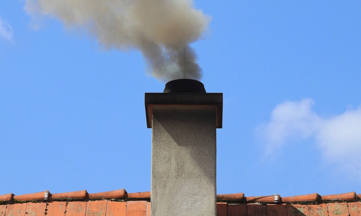 Problemy z prawidłowym paleniem w piecu? Straż Miejska instruuje