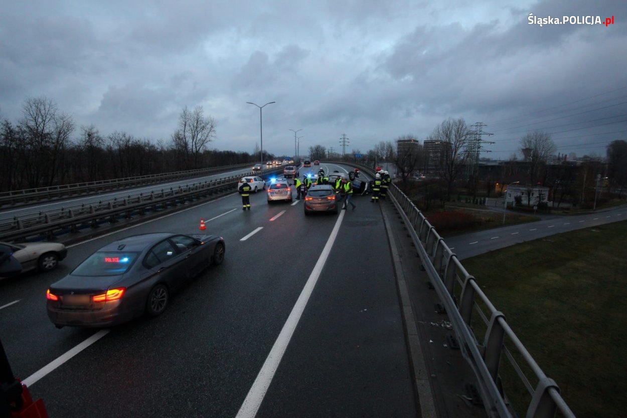 Radiowóz jadący na czele kolumny delegatów MSZ z Botswany dachował na DTŚ