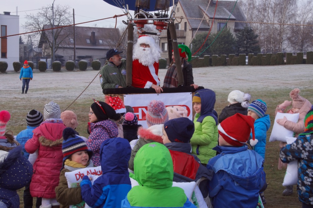 Święty Mikołaj przyleciał do dzieci...w balonie!