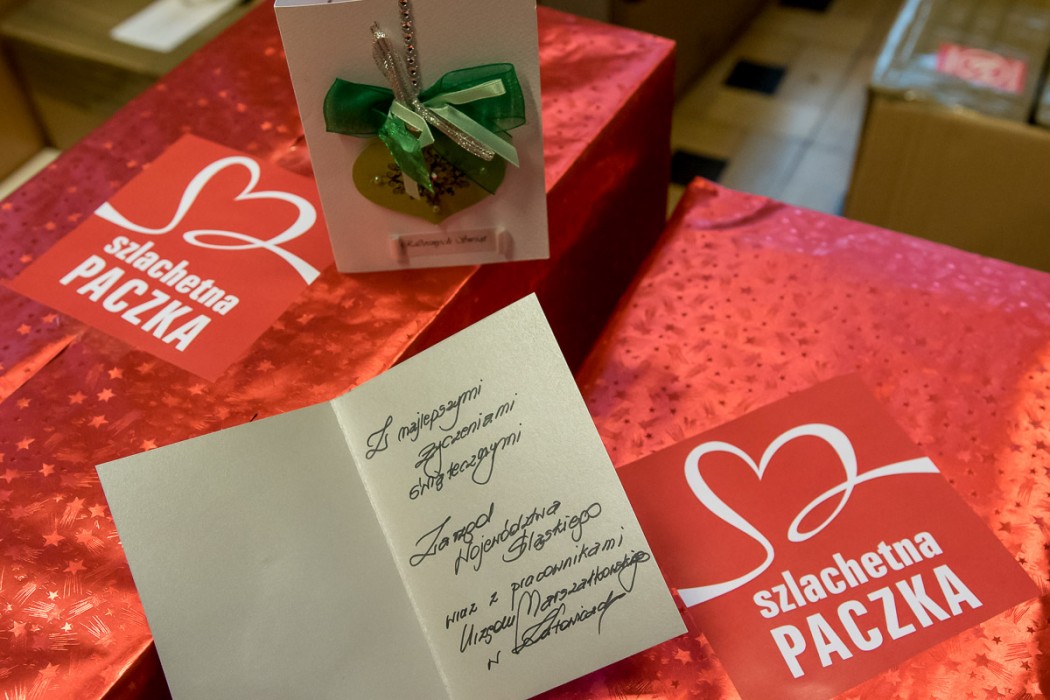 "Szlachetna paczka" dla potrzebujących. Pracownicy UMWŚ pomogli dwóm rodzinom