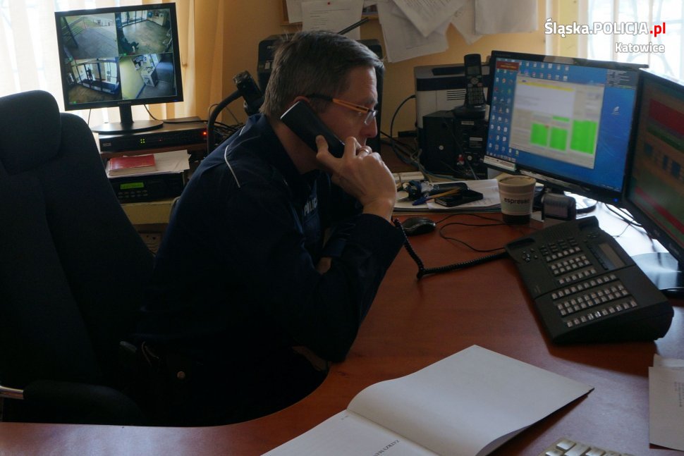 Sprawca kradzieży rozbójniczej ukrył się przed policjantami w szafie...