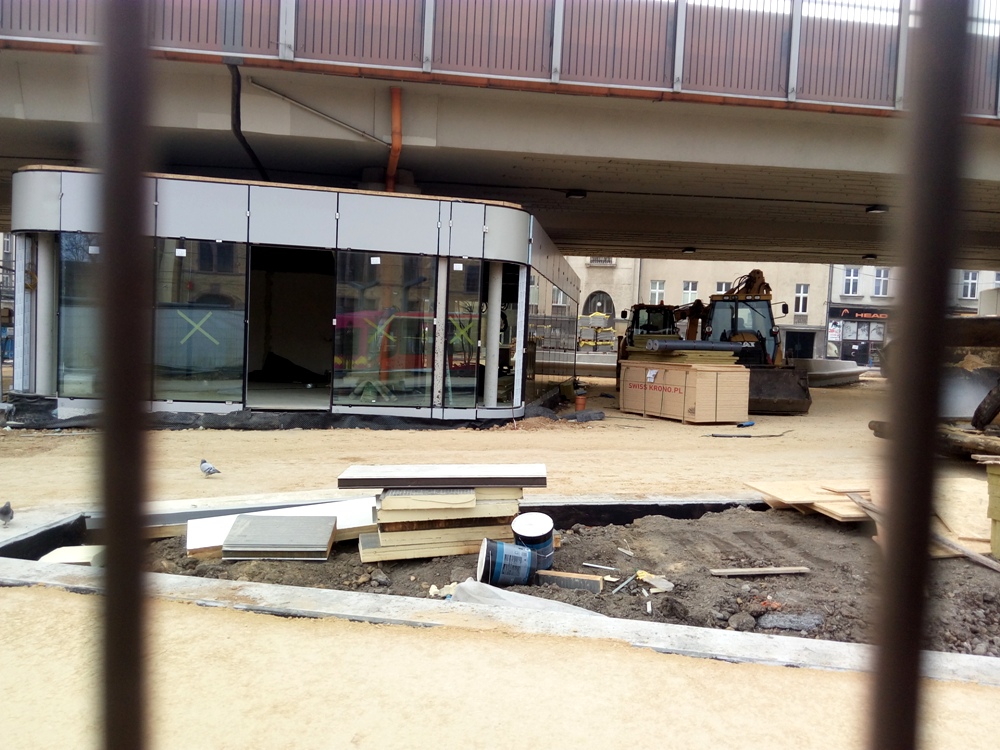 Remont rynku trwa - widać już pawilony handlowe