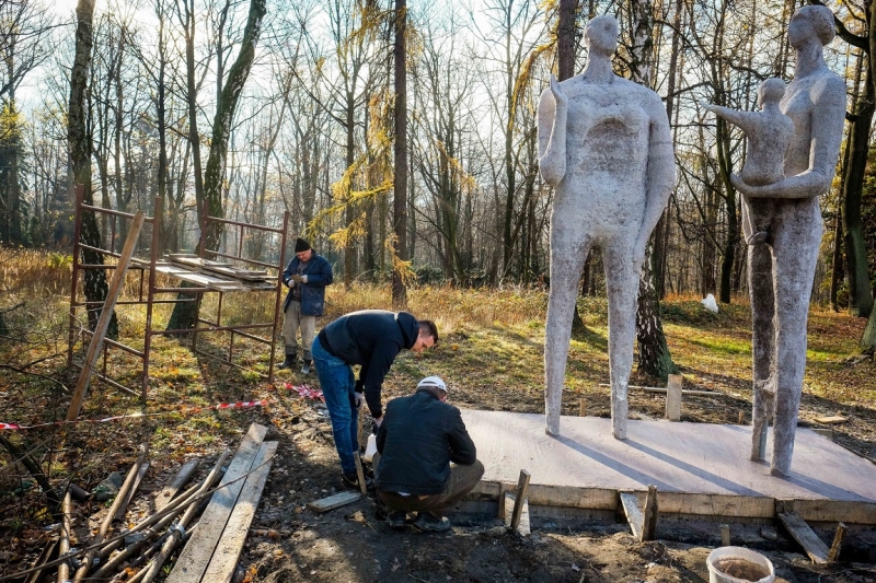 Parkowe rzeźby w trakcie liftingu. Drugie życie dla "Rodziny", "Kolarzy" i "Zbliżenia"