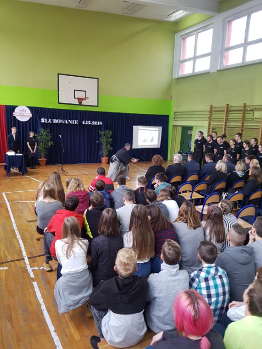 W VIII LO ślubowała grupa mundurowa