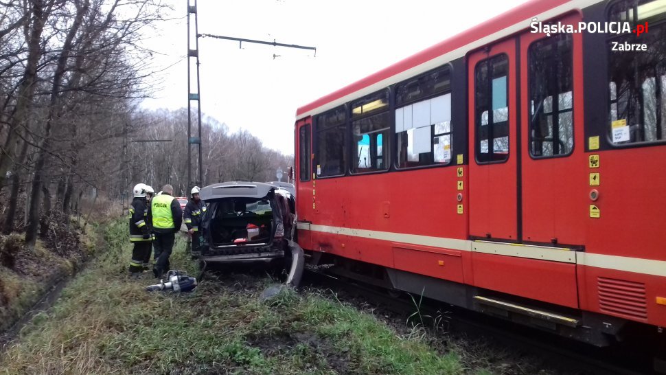 Zderzenie osobówki z tramwajem. Uważajmy na drodze