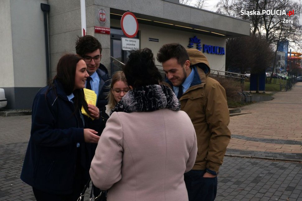 Policjanci i uczniowie apelują - nie daj sie okraść przed świętami!