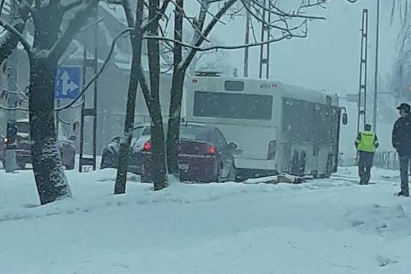 Korki i zablokowane drogi - opady śniegu powodują utrudnienia na drogach Rudy Śląskiej