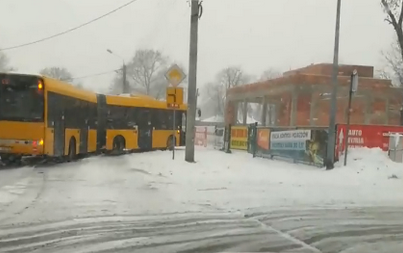 Korki i zablokowane drogi - opady śniegu powodują utrudnienia na drogach Rudy Śląskiej