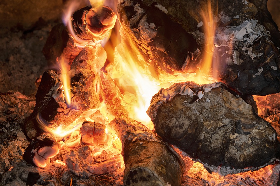 Policjanci z gorzyckiego komisariatu uratowali kobietę z pożaru