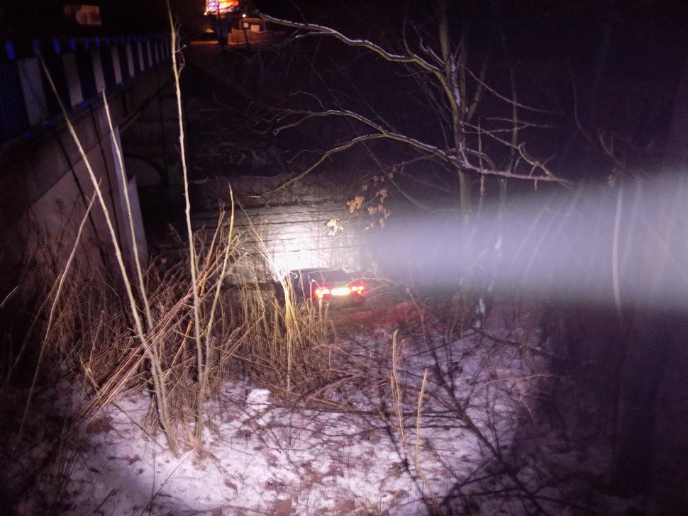 Rybniczanin stracił panowanie nad samochodem i zjechał ze skarpy na wiadukcie