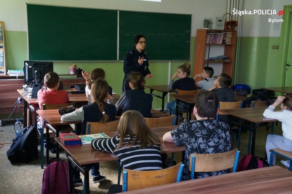 Mundurowi o cyberprzestępczości i demoralizacji nieletnich