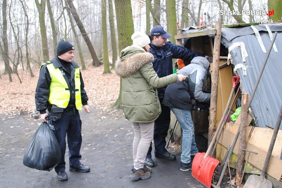 Policja kontroluje miejsca gdzie mogą przebywać bezdomni