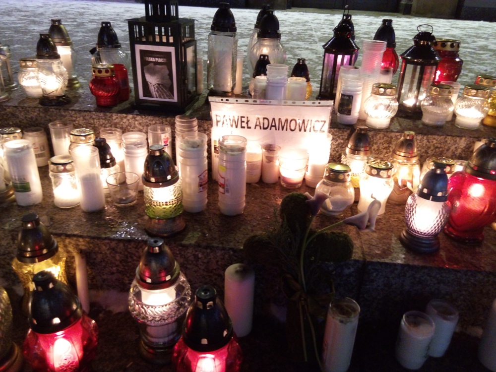 W Katowicach odbył się milczący protest, aby uczcić śmierć Pawła Adamowicza