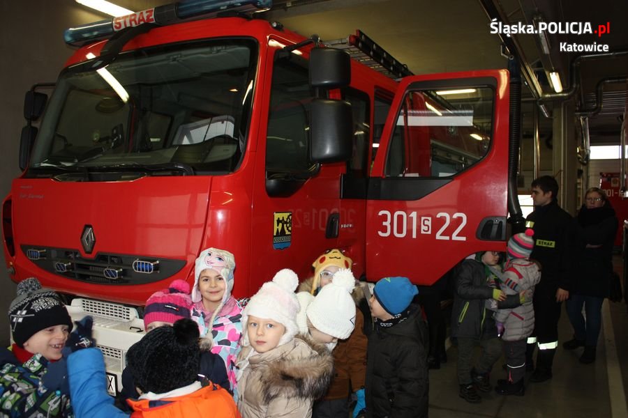 Policjantka z przedszkolakami odwiedziła strażaków