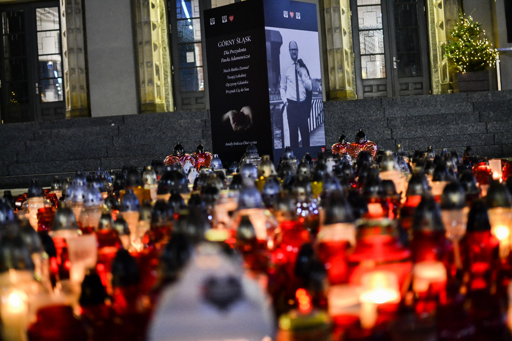 Katowice pożegnały Piotra Adamowicza - w centrum zawyły syreny i zapalono znicze