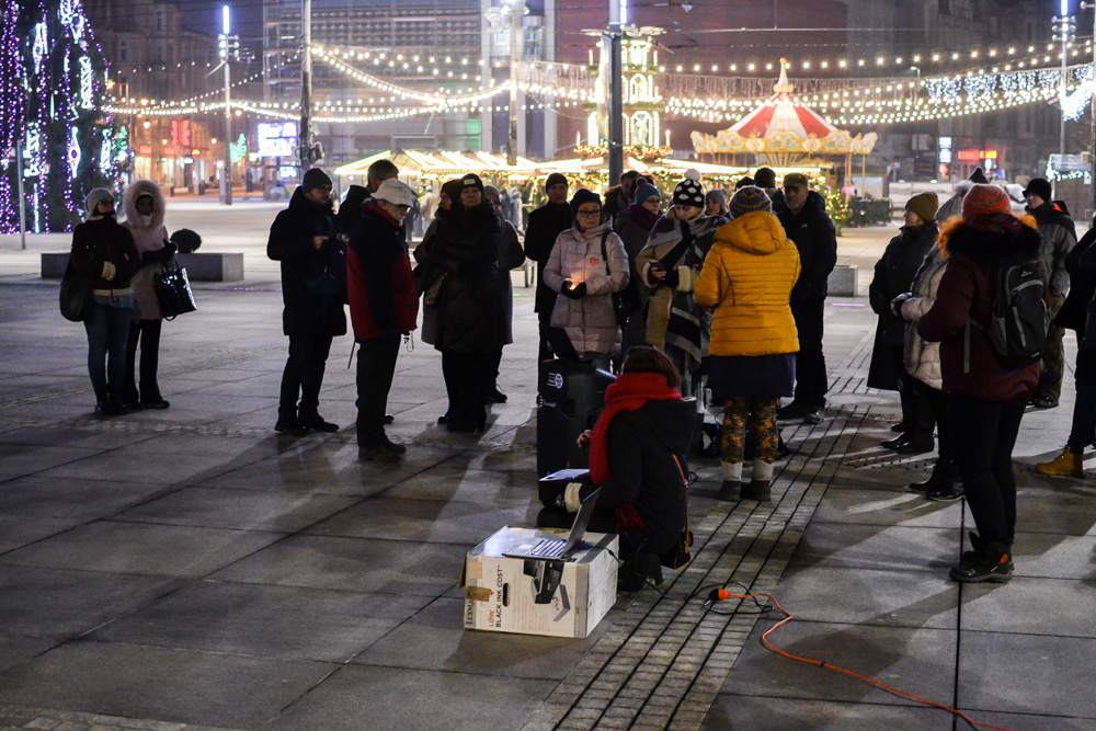 Katowice pożegnały Piotra Adamowicza - w centrum zawyły syreny i zapalono znicze