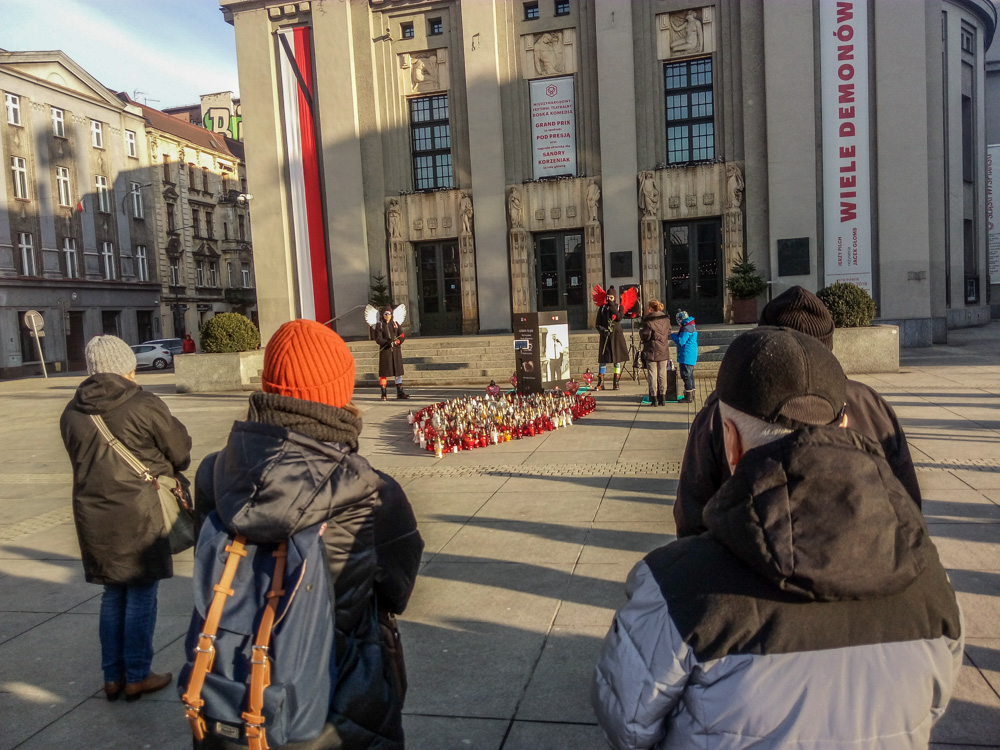 Katowice pożegnały Piotra Adamowicza - w centrum zawyły syreny i zapalono znicze