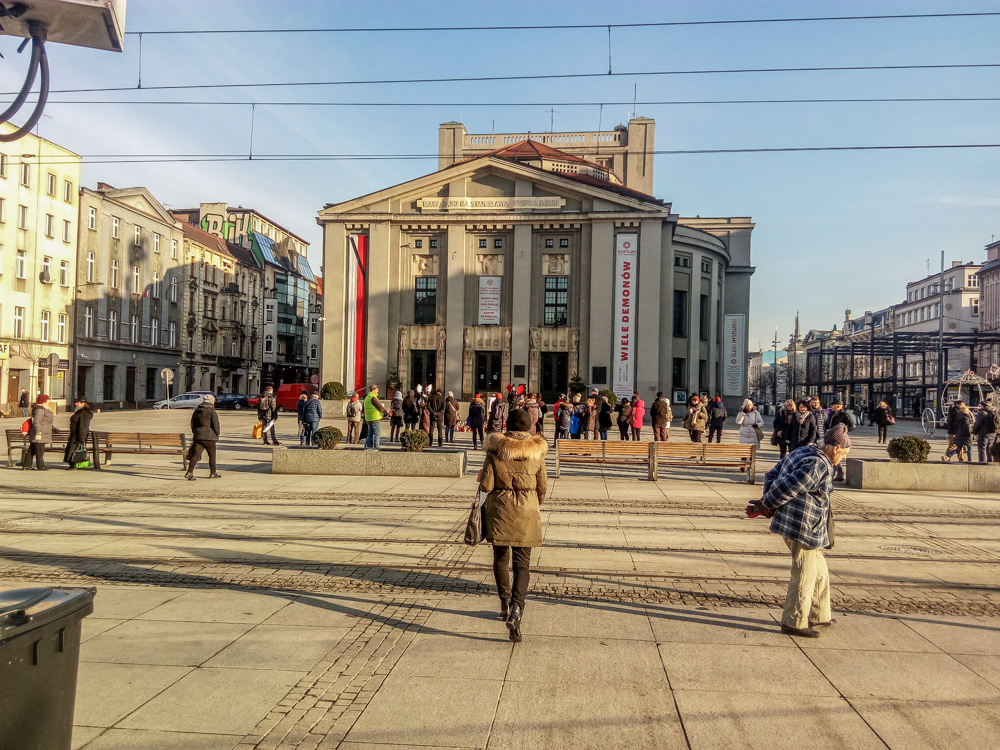 Katowice pożegnały Piotra Adamowicza - w centrum zawyły syreny i zapalono znicze