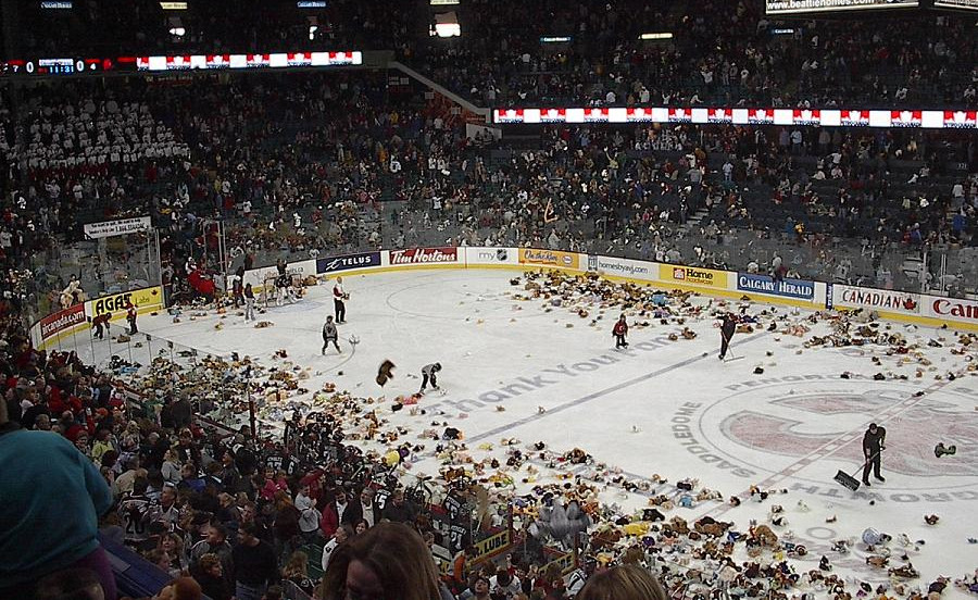 Akcja rodem z NHL. Pluszaki dla GCZD podczas meczu hokejowego GKS-u!