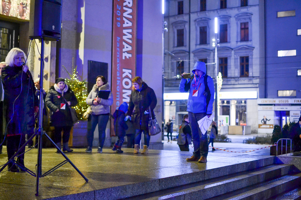 Murem za Owsiakiem - protest wsparcia na Rynku 19