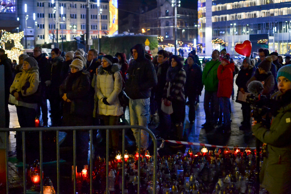 Murem za Owsiakiem - protest wsparcia na Rynku 20