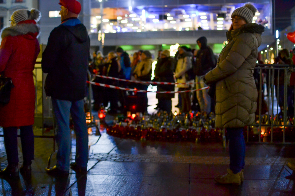 Murem za Owsiakiem - protest wsparcia na Rynku 27