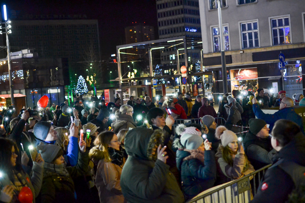 Murem za Owsiakiem - protest wsparcia na Rynku [ZDJĘCIA]