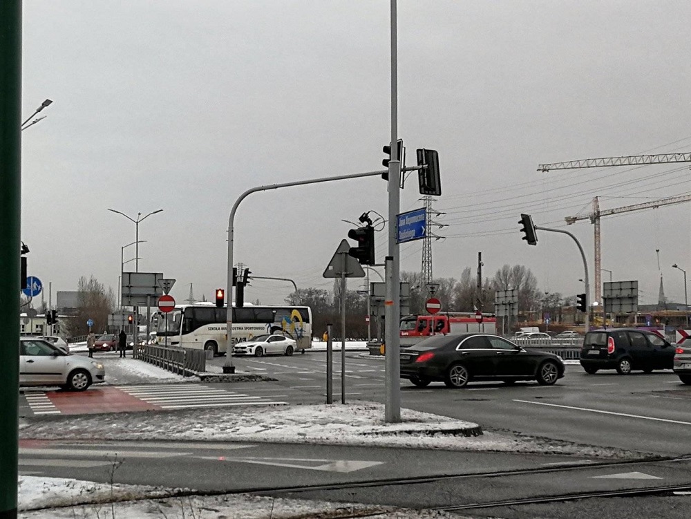 W Katowicach doszło do wypadku. Autokar zderzył się z oznakowanym radiowozem.