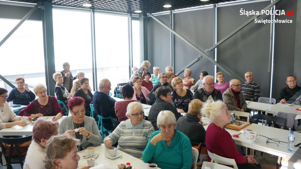 Policjanci i seniorzy na spotkaniu profilaktycznym w Wieżach KWK Polska