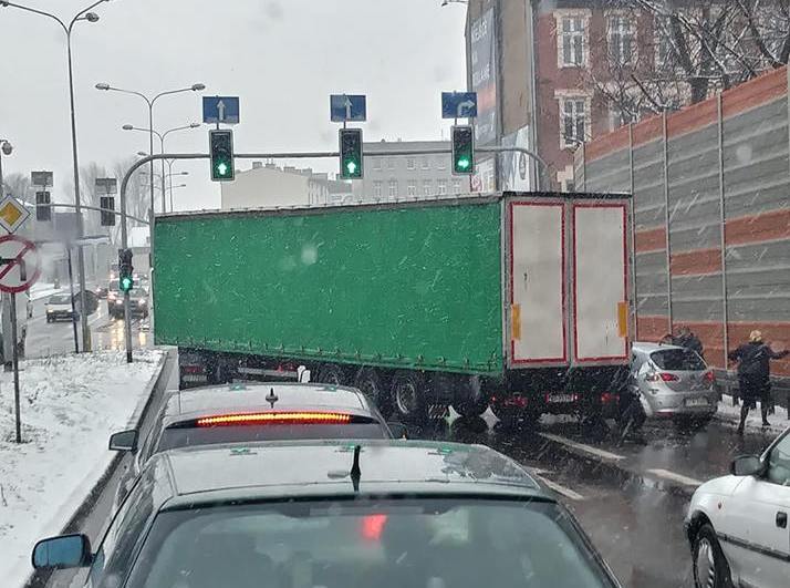 TIR uderzył w samochody osobowe - niebezpieczne zdarzenie przy Teatrze Rozrywki