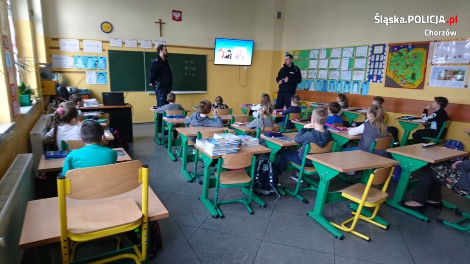Dzielnicowi rozmawiali o bezpieczeństwie podczas ferii zimowych z uczniami SP nr 32