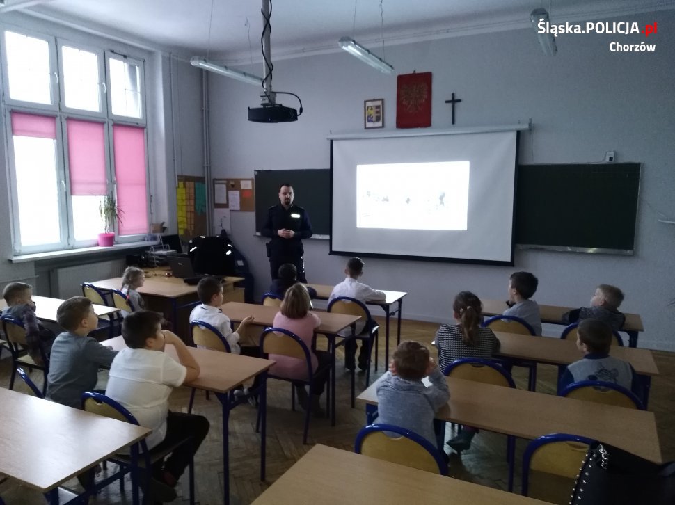 Policjant rozmawiał o bezpieczeństwie w czasie ferii z najmłodszymi