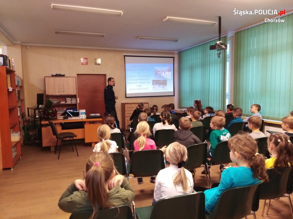 Dzielnicowy przypomniał dzieciom z SP nr 18 w Chorzowie zasady bezpiecznej zabawy zimą